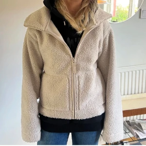 Teddyjacka - Lägg prisförslag! Jättefin teddyjacka från hm med prislapp kvar i storlek XS, slutsåld i hela sverige💞💞