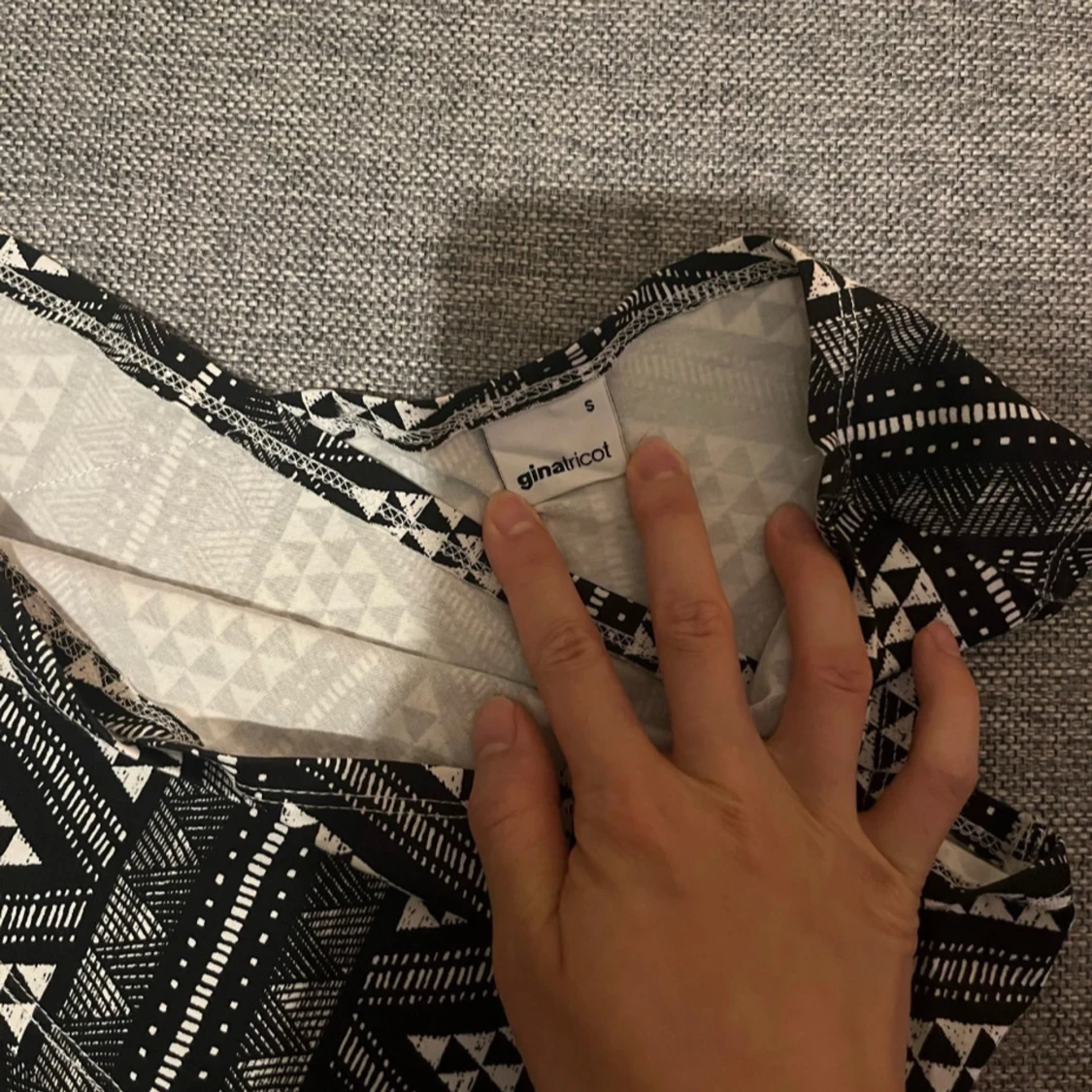 Svartvit mönstrad klänning från Gina Tricot - 90