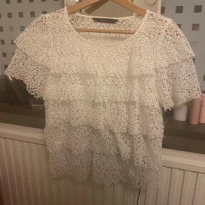 Volangtopp - Så snygg vit spets volangtopp från Zara basic i storlek M!💓