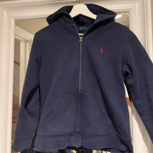 Polo Ralph Lauren zip hoodie - Tja, säljer nu denna Polo Ralph Lauren zip hoodie då jag vuxit ur den.  Den är i okej skick, 7/10 Nypris: Ca 1200kr Det är bara och skriva om ni har frågor!😄💯 Mvh //Alve