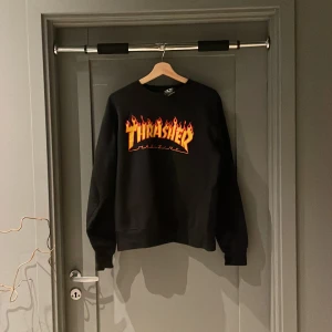 Thrasher sweatshirt  - Trasher sweatshirt i storlek s/xs. Riktigt fint skick om bra omhändertagen. 0 skador.  Äkta såklart. Om du har någon fråga så är det bara att fråga. Stickers följer såklart med också 