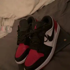 Air Jordan 1 low i perfekt skick, använda en gång 