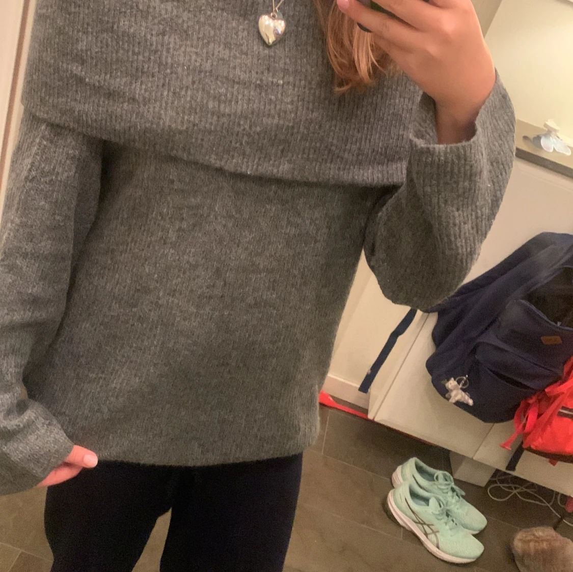 Stickad off-shoulder tröja - 90