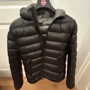 Colmar Jacka  - Colmar jacka i strl 44 IT, det motsvarar S/M i vanliga storlekar. Den är i helt perfekt skick och endast använd en vinter ❤️