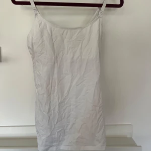 Amningslinne  - Amningslinne med inbyggd topp/resår. Fint skick. Storlek S 