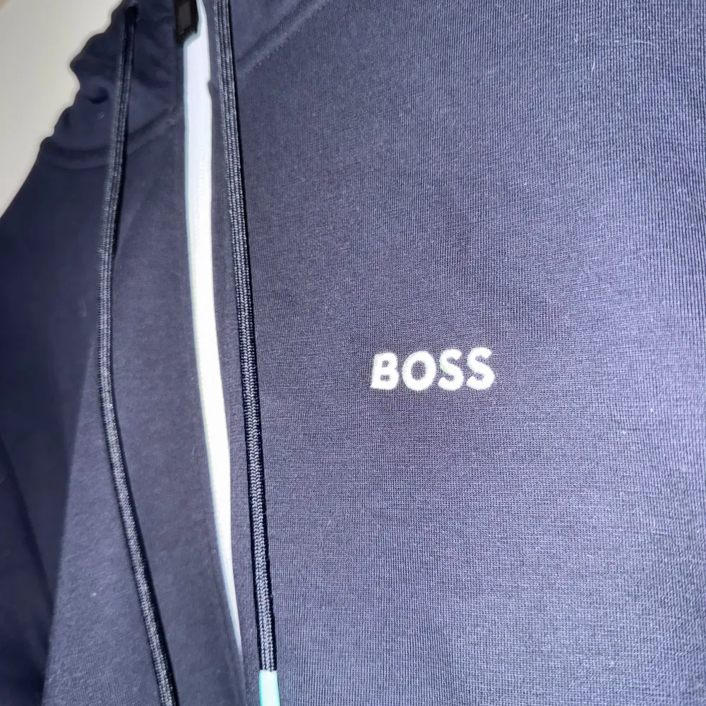 Säljer min äkta Hugo boss hoodie då den är för stor för mig. Har använt den ca 3 gånger. Skicket är som nytt. Pris kan diskuteras vid snabb affär. Hoodies.