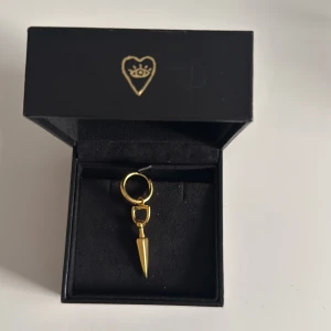 Maria Nilsdotter örhänge  - Säljer mitt nya marianilsdotter örhänge som jag fick på min födelsedag!❤️ är öppen för byte 