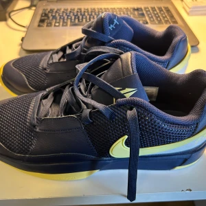 Nike Ja 1 basketskor - Mycket fina Nike Ja 1 basketskor säljes i nyskick, bara provat men de var för liten och kunde inte returnera. Tillverkarens beskrivning av passformen är ‘true to size’ men tror de är mer som storlek 44. Original pris 1500kr