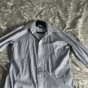 Ralph Lauren Polo skjorta - Blå och vit polo ralph lauren skjorta långärmad snygg som ny bra pris storlek S Se profil för annan färg.