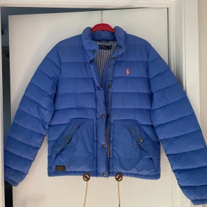 Ralph Lauren jacka - Säljer min Ralph lauren jacka i storlek M pågrund av att den inte kommer till användning💗 Köpt på sellpy men har inga större defekter förutom att dragkedjan kan krångla💗