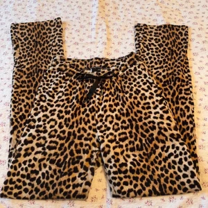 Leopard mjukisbyxor  - Jättefina leopard mjukisbyxor från Ginatricot. Tyvärr har ena höljet på midjebandet lossnat som du kan se på tredje bilden.🤎 Bootcut modell.