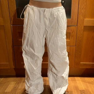 Vita parachute-byxor - Modell: Xs/s. Bara använt en gång.  (Går att dra åt i midjan)