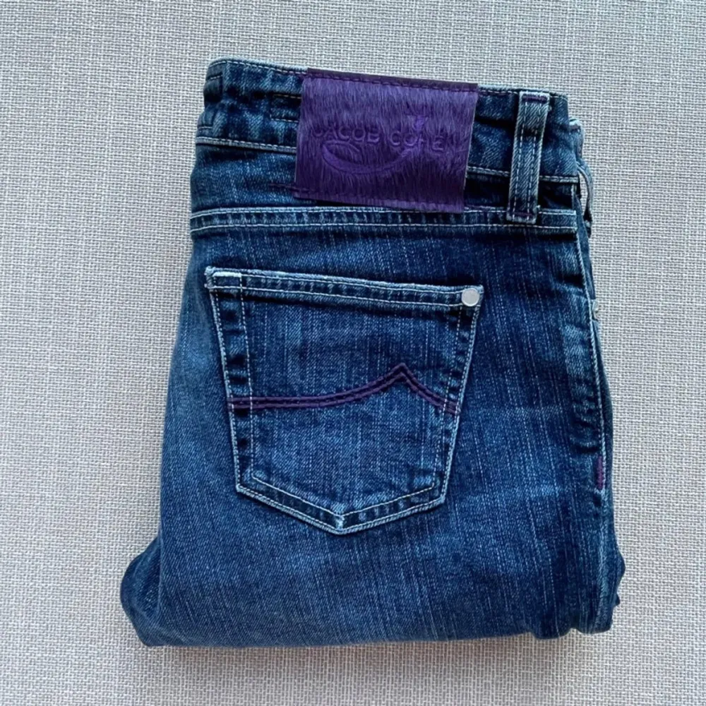 Riktigt schyssta jeans med unika Lila egenskaper. Perfekta nu mot vintern då d är både varma och riktigt sköna ( pris kan diskuteras ). Jeans & Byxor.