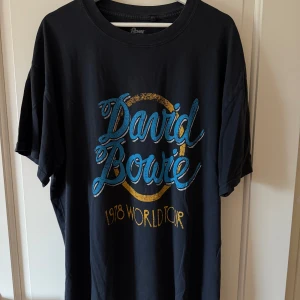 David Bowie world Tour T-shirt - David Bowie world Tour T-shirt - Loose fit M (passar som en L/XL) 