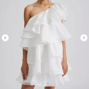 By Malina klänning - Säljer min helt nya by malina klänning då den var för stor. Prislapp sitter kvar. Perfekt för studenten eller liknande💕 Nypris 3800 - slutsåld på hemsidan