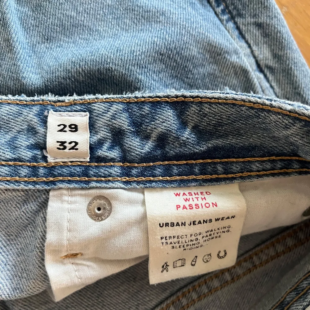 Säljer mina gamla Jack&jones jeans då de inte passar mig längre. 😁 Man kan se att dem har använts men inga hål eller större defekter. Ett par schyssta baggy jeans som har mycket kvar o ge! 🙌✅ Strl: W29 L32. Jeans & Byxor.