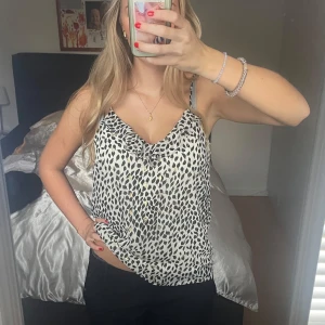 Mönstrig topp - Fin topp från vero moda i storlek XS. Bra skick och superfin! Kom privat för fler bilder!💓