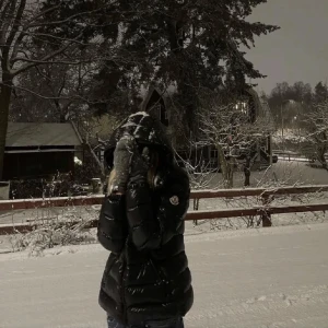 Moncler jacka  - Super snygg Moncler jacka i modellen Bady short down jacket i färgen svar. Jackan är i nyskick och endast använd fåtal gångem. Nypris 17,580 kr! Storleken är 2 men skulle säg att den passar storlekarna XS-M. Har kvitto från moncler butiken i Stocholm