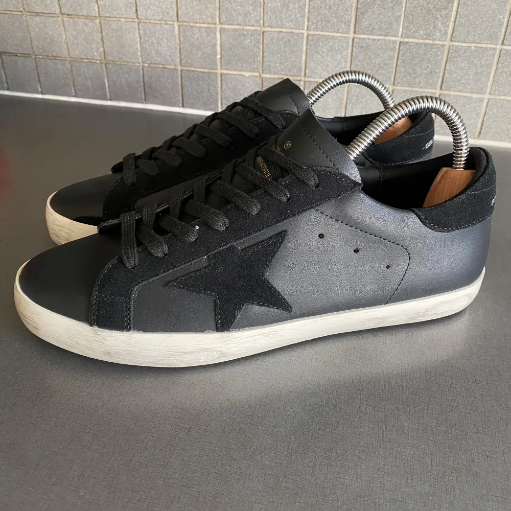 Säljer dessa tvärsköna golden goose superstars, de är i 10/10 skick - helt nya. Storlek 43! Hör av dig om du har någon fråga. . Skor.