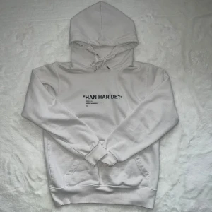 Vit huvtröja ”Han har det” - Vit ”Han har det” huvtröja från Roadwear i sammarbete med Marcus Dübois & Co. Storlek XS i gott skick. Nypris 799kr 