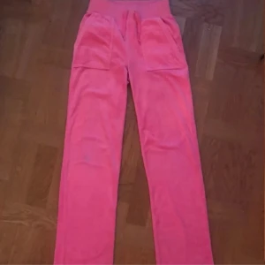 Juicy couture byxor - Ena snöret är lite sönder men inga andra defekter💗