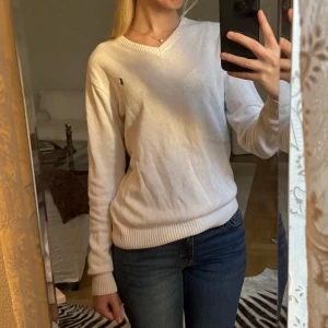 Polo Ralph Lauren tröja - En polo Ralph Lauren tröja i storlek 16/18 LARGE, motsvarar S i vanlig storlek och tröjan är sparsamt använt skick med inga defekter eller liknande☺️ köptes för 600kr säljs för 150kr