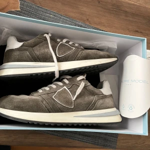 PHILIPPE MODEL TRAINERS - Philippe model trainers i storlek 40 | Sjukt fint skick, knappast använda | Väldigt fin färg och passar perfekt till hösten/ vintern. Nypris 3000kr /// L&F CLOTHING👕