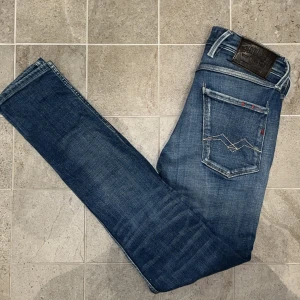 Replay Anbass - Säljer dessa Replay Anbass Jeans i storlek W29/L32| Skick: 8/10| Kontakta vid frågor eller funderingar.