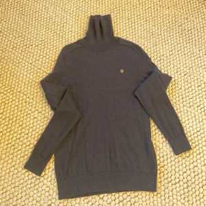 Mörkblå Morris Polo-Tröja Merinoull  - Superskön tröja i 100% Merinoull. I nyskick. Inga defekter. Storlek S. Normal i storleken. Nypris 1499 (Boozt.com)   Tveka inte på att höra av dig eller be om fler bilder.  