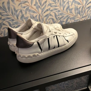 Valentino skor  - Tyena säljer nu dessa valentino skor! Dem är i väldigt bra skick endast lite crease. 