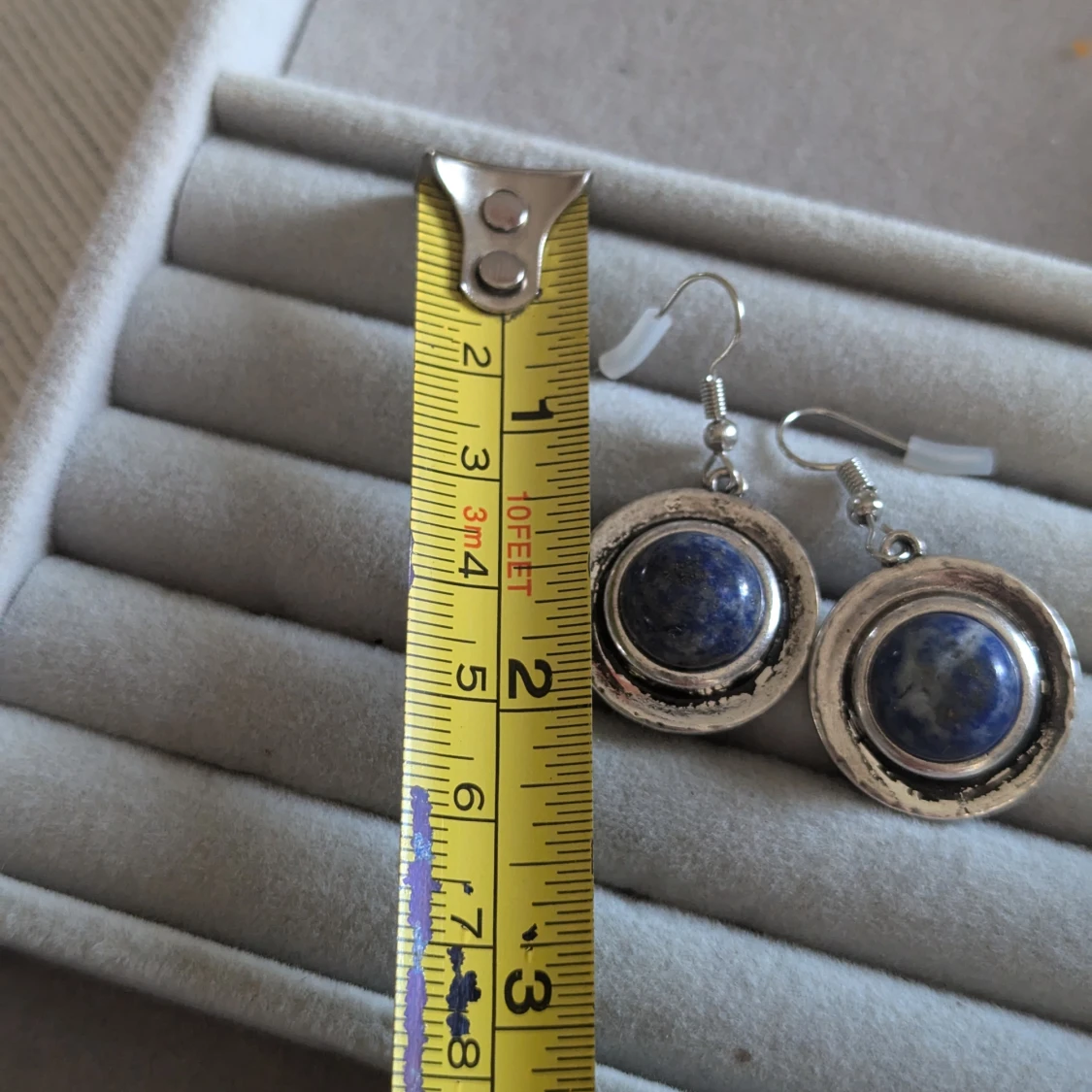 Silverfärgade örhängen med blå sten - 93
