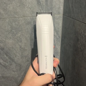 Hårklippare - Mina drömmar att klippa mitt hår är borta, maskinen funkar perfekt orkar ba inte va ful varje vecka när jag klipper mig, maskinen funkar felfrit klipper bra och kommer med gaurds 1 upp till gaurd 8. Pris kan diskuteras vid snabb affär. Allt är rent!