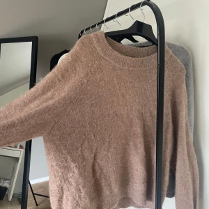 Beige stickad tröja från Zara - Mysig beige stickad tröja från Zara i storlek S. Nypris 400