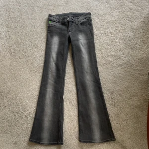 Snygga jeans  - Köpte jeansen för två dagar sedan. Köpte fel storlek så ej använda. Har redan tagit bort lappen så det är därför jag ej kan lämna tillbaka de.