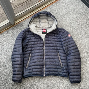 Colmar jacka - Säljer denna feta colmar jacka perfekt nu till höst och vinter! Färg: navy. Size 50 vilket motsvarar S-M. Skick 8/10. Kan gå ner i pris vid snabb affär. Hör av dig vid minsta fundering!🤩