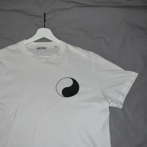 OUR LEGACY WORK SHOP - Our Legacy Work Shop Tee PRE OWNED  Storlek 50 Bra skick! 