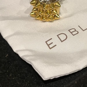 Guldfärgad ring från Edblad - Edblad Gul ring, Aldrig använts. Ringen är i nyskick och kommer i originalförpackning. Passar perfekt för både vardag och fest!