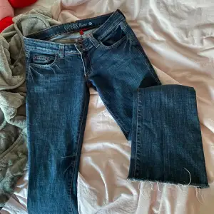 Jättefina lågmidjade bootcut jeans, slitna längst ner. Strlk 27.  Midjemått: ca 80 Innerbenslängd: ca 79