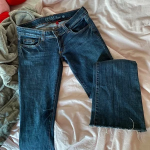 Lågmidjade bootcut jeans - Jättefina lågmidjade bootcut jeans, slitna längst ner. Strlk 27.  Midjemått: ca 80 Innerbenslängd: ca 79