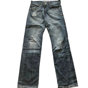 Bape x stussy jeans - Säljer då de it riktigt var min stil. RARE collab mellan bape och stussy. Perfekt skick inga skador Waist : 41cm straight over Length: 110cm