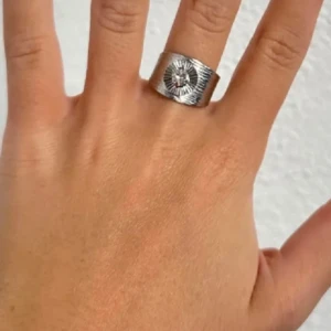 Silverring med mönster - Säljer denna ringen från Caroline Svedbom som inte längre säljs. Fint skick! 