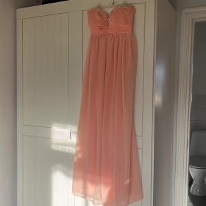 Klänning - Superfin balklänning, enbart använd vid ett tillfälle. Tillkommer även extra pärlor/diamanter utifall att de skulle lossna. 