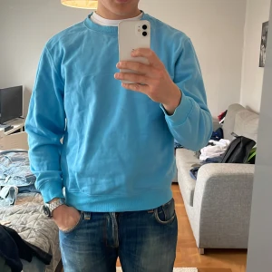 Tröja Weekday - Garderobsrensing! Säljer en tröja från weekday i Small då den inte passar mig. Använd max 2 gånger så nästan i nyskick. Jag (på bilden) är 183cm, 80kg