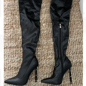 Over knee boots - Helt oanvända i orginalförpackning från Simmi London. Över knäna Pris kan diskuteras 