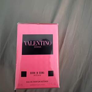 Säljer en lyxig parfym från Valentino, Donna Born in Roma Intense. Flaskan är 50 ml och kommer i en snygg rosa förpackning. Perfekt för den som vill ha en intensiv och elegant doft. Passar både till vardags och fest! Oöppnad köpt för ca 1300kr