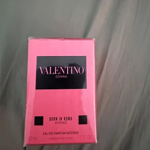 Valentino Donna Born in Roma Intense - Säljer en lyxig parfym från Valentino, Donna Born in Roma Intense. Flaskan är 50 ml och kommer i en snygg rosa förpackning. Perfekt för den som vill ha en intensiv och elegant doft. Passar både till vardags och fest! Oöppnad köpt för ca 1300kr