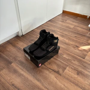 Gorilla wear Pro High Top - Gorilla wear Pro High Tops skor i storlek 43. Skorna är helt nya i princip. Endast använda en gång. Säljes då skorna är i fel storlek. Super snygga och bekväm skor till tunga pass i gymmet.