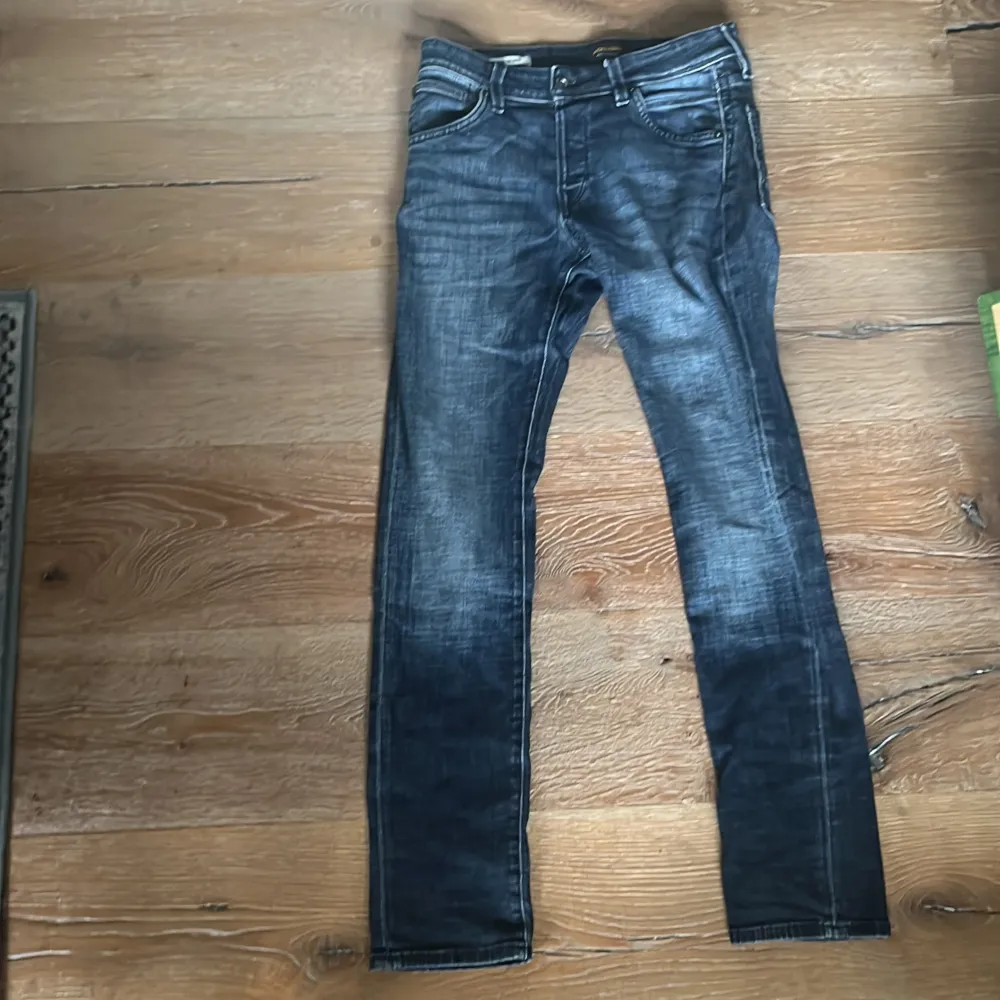 Storlek 27/30. Bra skick och använd få tal gånger.. Jeans & Byxor.