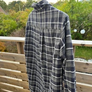 Flanell rutig skjorta - Överfet skjorta som är helt oanvänd! Storlek S och är jävligt snygg över en tisha. Bara att skriva vid frågor!