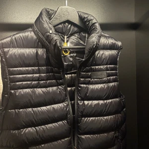 HETREGÓ VÄST - Riktigt snygg väst från Hetregó. knappt använd, är som ny! Köpt på NK, nypris 3699:-. Skriv vid övriga frågor  